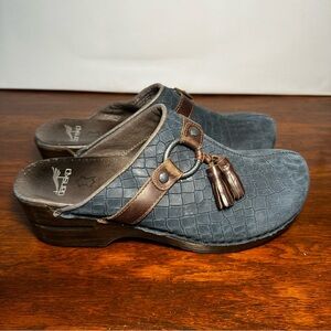Dansko Shandi Blue Snakeskin Embossed Leather Tassel Clogs Size 41 EUC